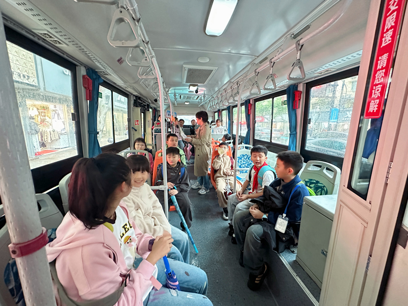 學生乘坐“美麗定制公交”。桐廬縣委宣傳部供圖