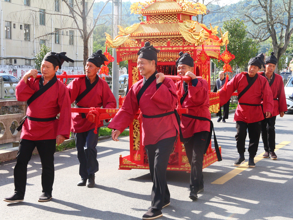 近日，一場別具特色的中式傳統婚禮在浙江臨海小芝鎮熱鬧舉行。孫千千攝