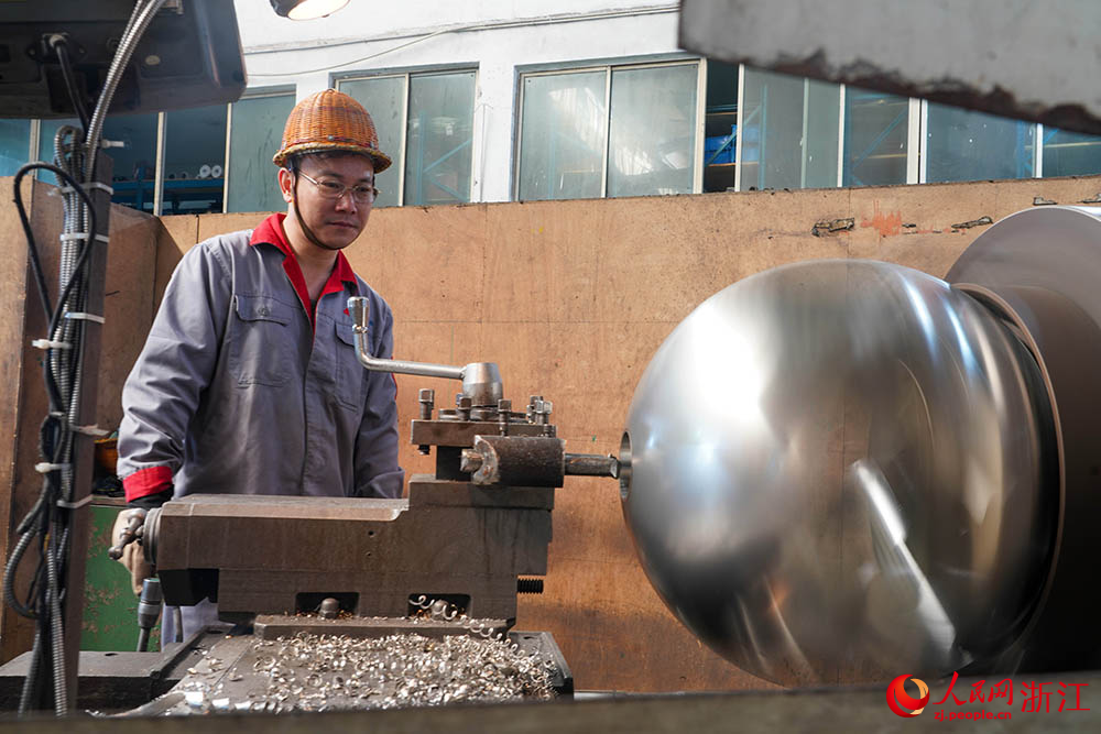 近日，在麗水市蓮都經濟開發區一家閥門企業數字化車間，工人正有條不紊地忙碌著。人民網 章勇濤攝