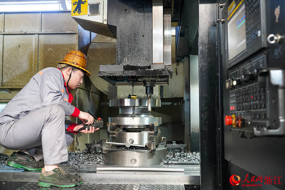 近日，在麗水市蓮都經濟開發區一家閥門企業數字化車間，工人正有條不紊地忙碌著。人民網 章勇濤攝