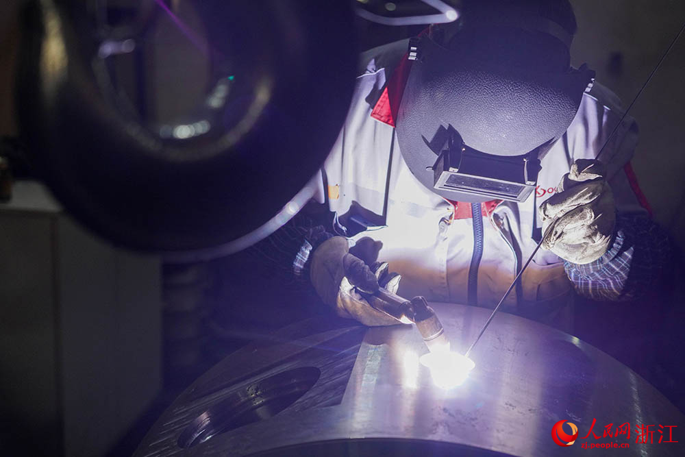 近日，在麗水市蓮都經濟開發區一家閥門企業數字化車間，工人正有條不紊地忙碌著。人民網 章勇濤攝