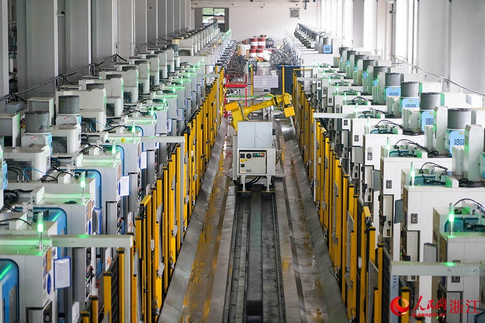 數字化生產車間里一片繁忙。人民網 章勇濤攝