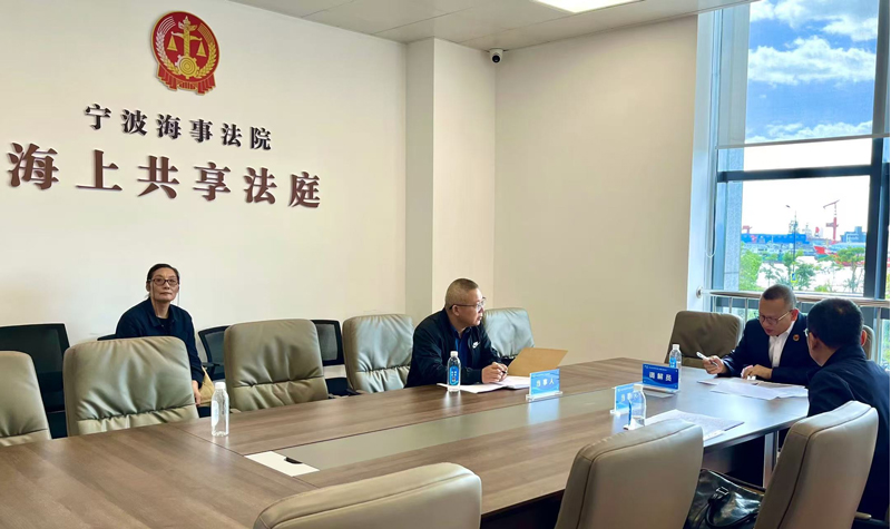 舟山市普陀區海上融治理中心的“海上共享法庭”內，調解員正在做調解工作。徐奕唯攝