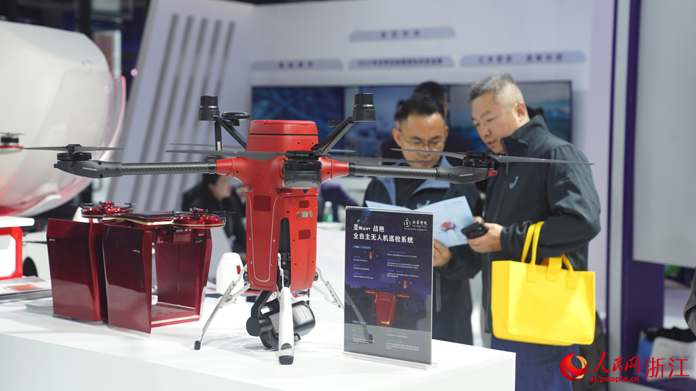 觀眾參觀“互聯網之光”博覽會。人民網 方彭依夢攝