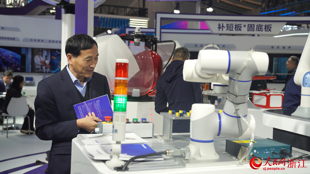 觀眾參觀“互聯網之光”博覽會。人民網 方彭依夢攝