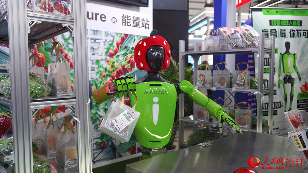 人形機器人亮相“互聯網之光”博覽會。人民網 方彭依夢攝
