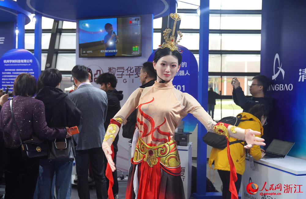 人形機器人在“互聯網之光”博覽會上大秀舞姿。人民網 方彭依夢攝