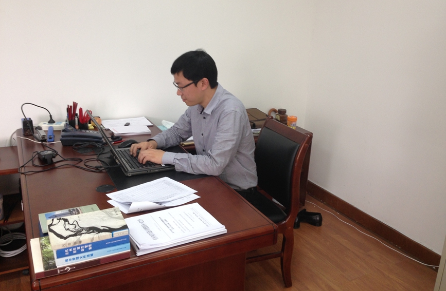 工作中的韓偉。受訪者供圖