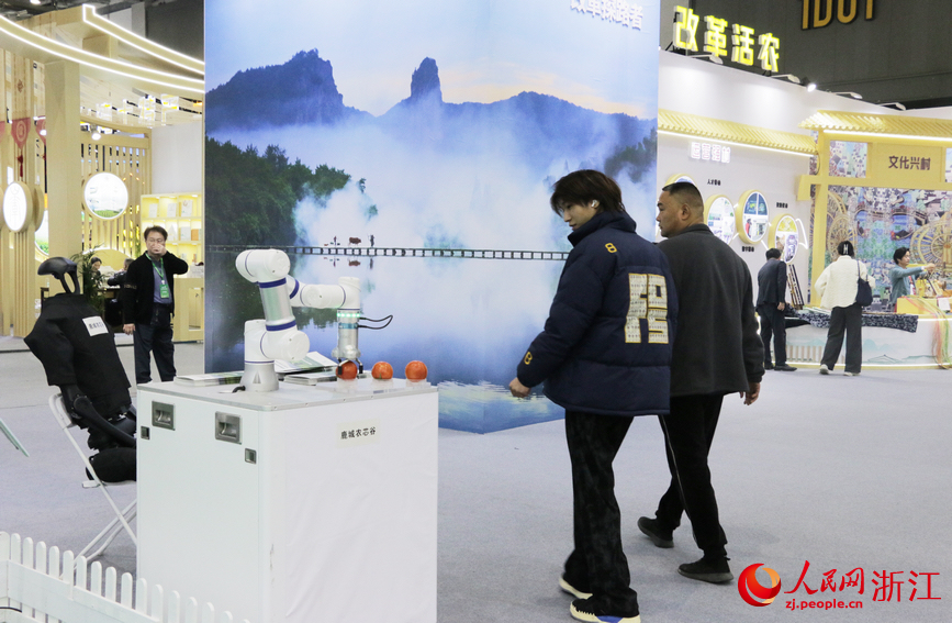 人們參觀分揀機器人。人民網記者 王麗瑋攝