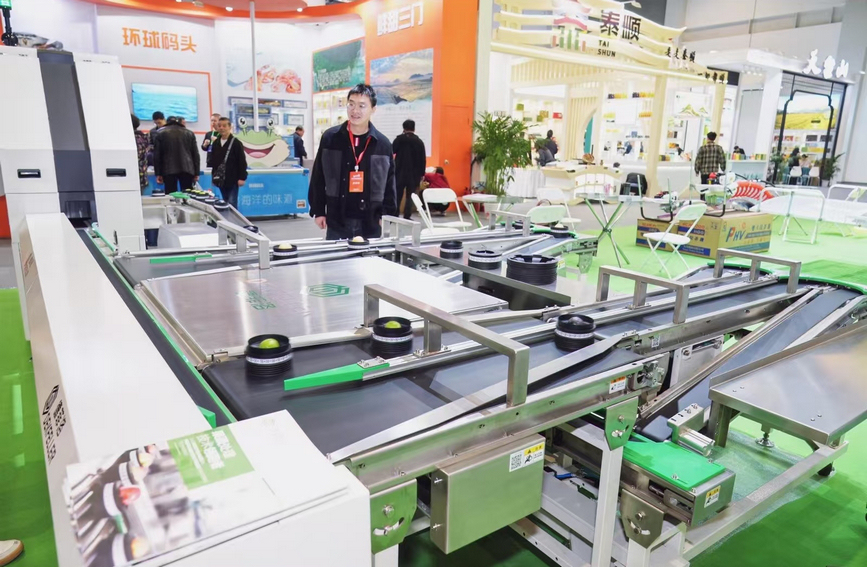 現場展示的果品分揀機。浙江省農業農村廳供圖