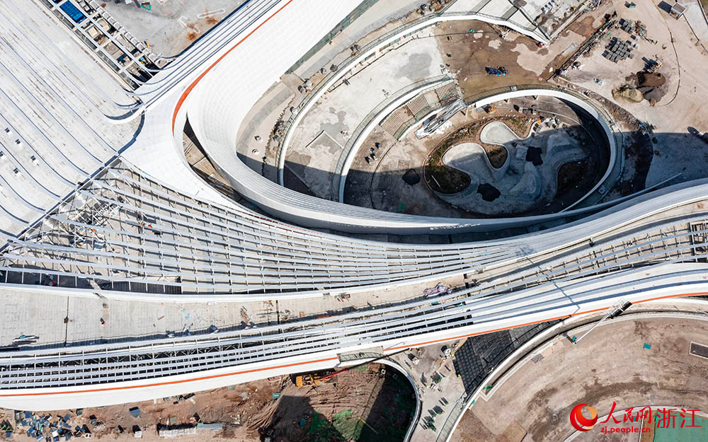 空中俯瞰麗水南城運動綜合體項目建設現場。人民網 章勇濤攝