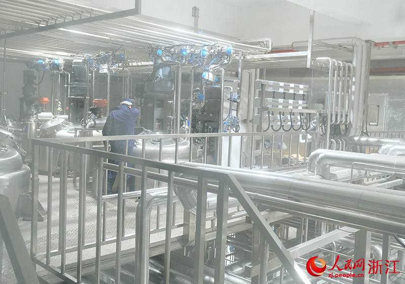 工作人員在生產車間調試生產線。人民網 程欣攝