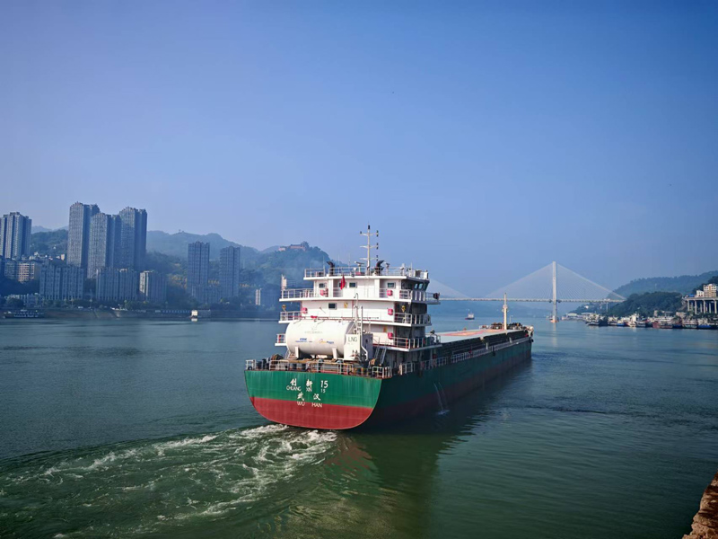 11月28日，江海直達船創新15從重慶市涪陵區黃旗港碼頭啟航前往寧波舟山港，，標志著兩地江海直達航線雙向開行這一關鍵節點迎來新突破（舟山市新聞傳媒中心-劉凱拍攝）2