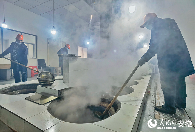 制糖車間里，霧氣彌漫，制糖師傅正在熬糖漿。人民網記者 周坤攝.jpg