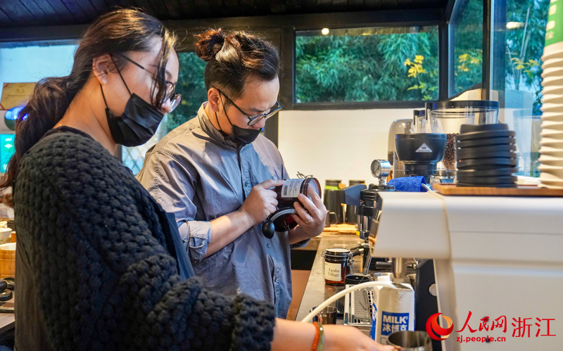 農創客謝俊伍和徐嘉謙。人民網記者 郭揚攝