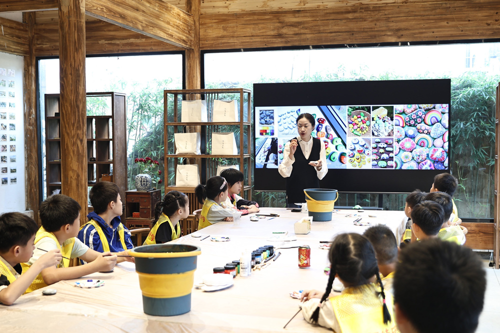小福娃研學營老師黃阿笑給小朋友們上課。受訪者供圖