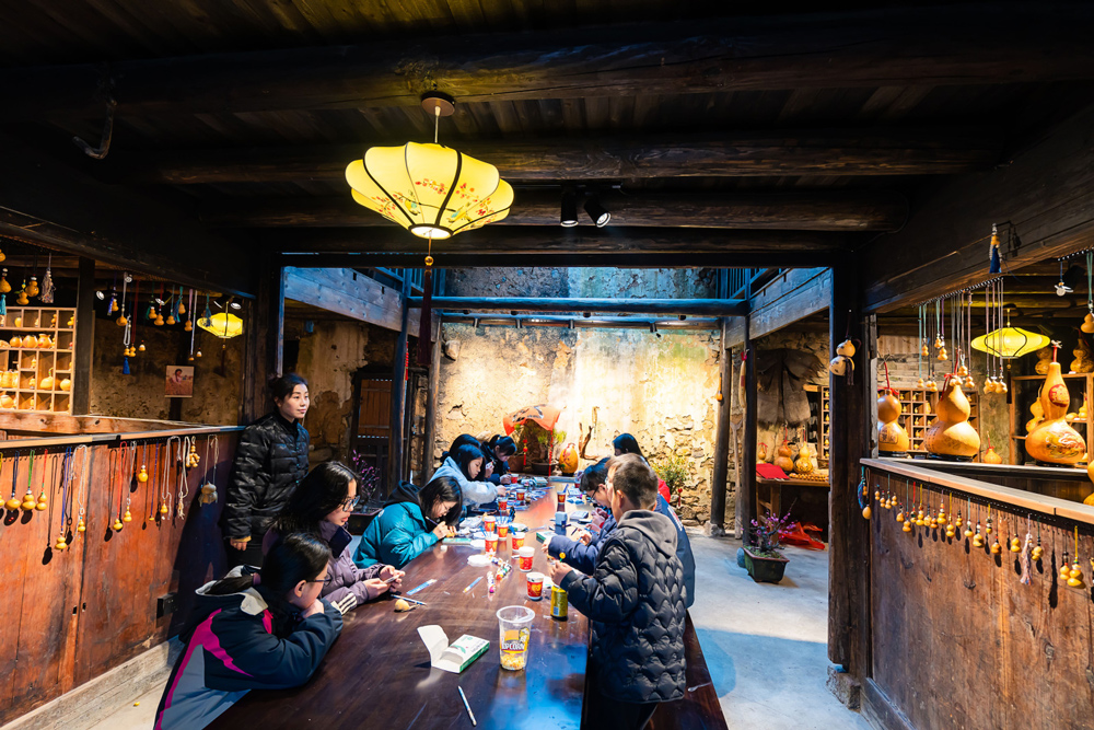 游客體驗葫蘆烙畫。受訪者供圖