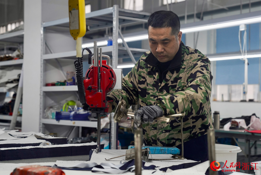 三門一家沖鋒衣企業的生產車間里，工人們正火力全開，趕制訂單。人民網記者 郭揚攝