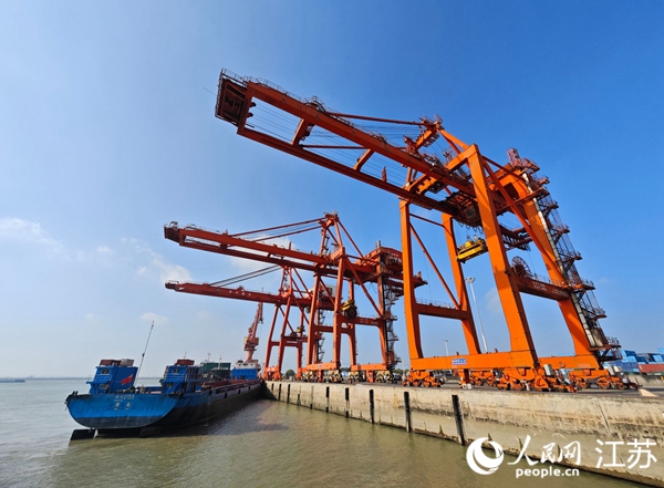 貨船“環球0188”正在靠泊如皋港蘇中國際碼頭。人民網 徐晨曦攝