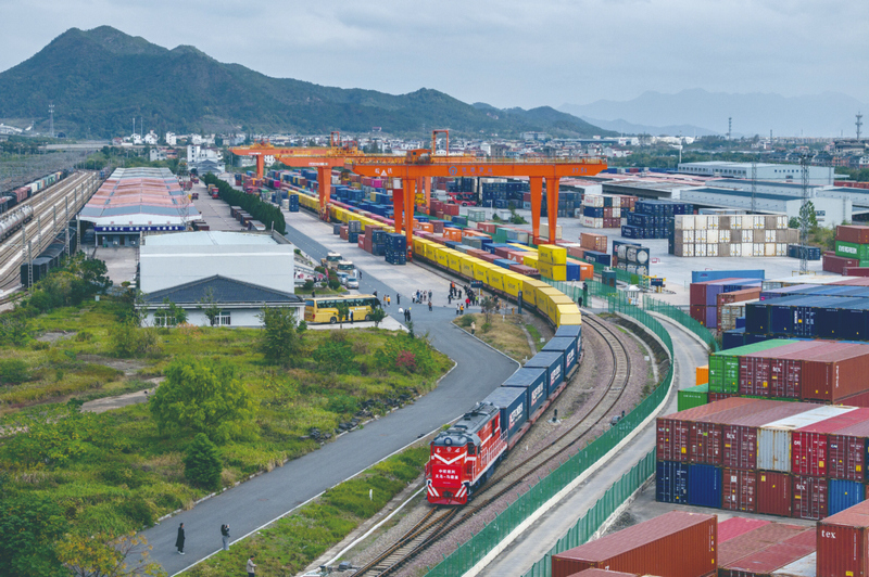 11月18日，“義新歐”中歐班列從鐵路義烏西站鳴笛啟程，駛往逾1.3萬公里外的西班牙首都馬德里。當天，“義新歐”中歐班列迎來開行10周年節點。金華市新聞傳媒中心供圖