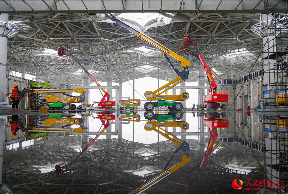 近日，在位于嘉興市秀洲區的嘉興機場項目現場，工人正在有條不紊地忙碌著。人民網 章勇濤攝