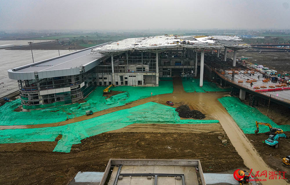 近日，在位于嘉興市秀洲區的嘉興機場項目現場，工人正在有條不紊地忙碌著。人民網 章勇濤攝
