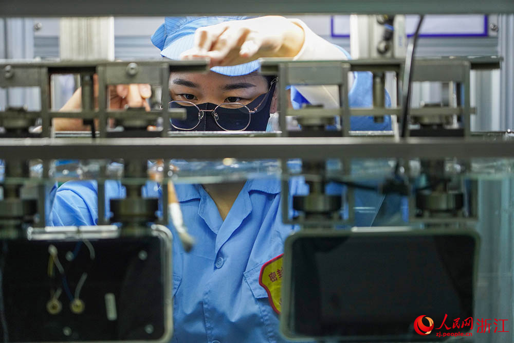 近日，在杭州市上城區多家制造業企業生產線上，工作人員正在有條不紊地趕制訂單。人民網 章勇濤攝