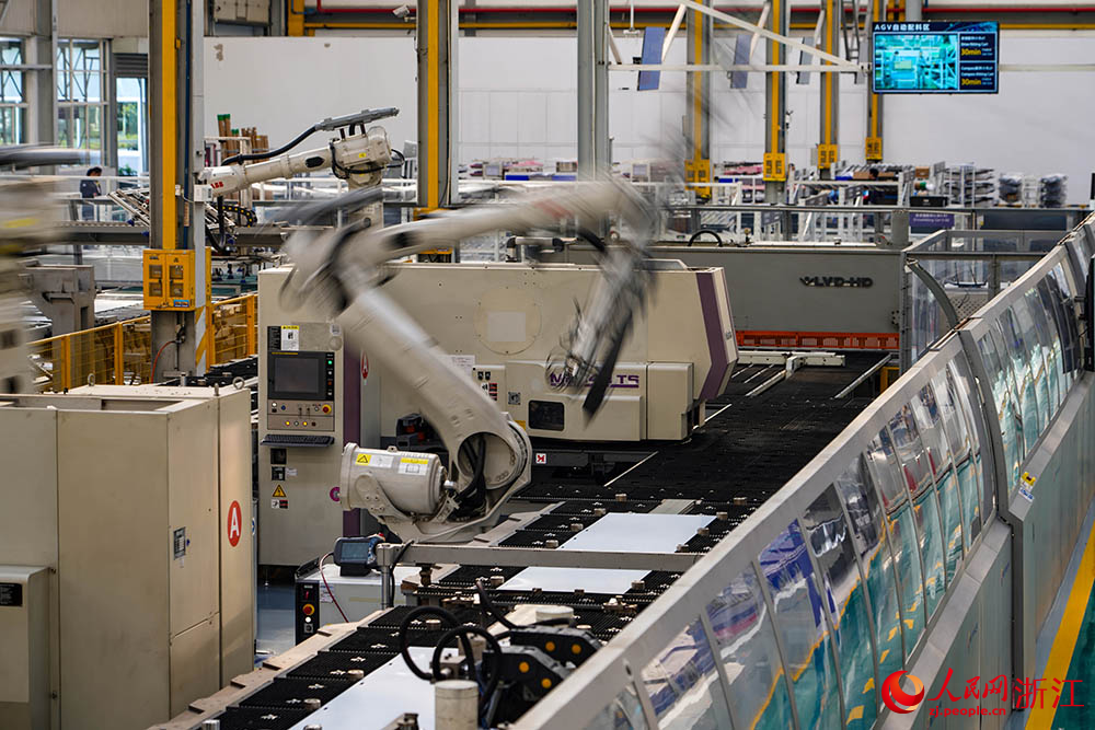 近日，在杭州市上城區多家制造業企業生產線上，機械臂上下飛舞，高效運轉。人民網 章勇濤攝