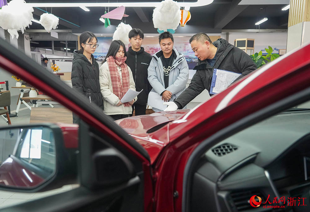 近日，在位于寧波市江北區的寧波技師學院，教師帶領學生進行汽車銷售服務實訓。人民網 章勇濤攝