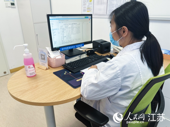 江蘇省省級機關醫院醫師張鈺在調取患者外院檢查報告。人民網 周夢嬌攝