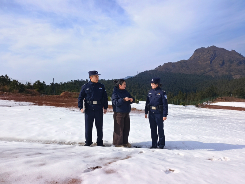 民警開展走訪排查。胡昌清攝