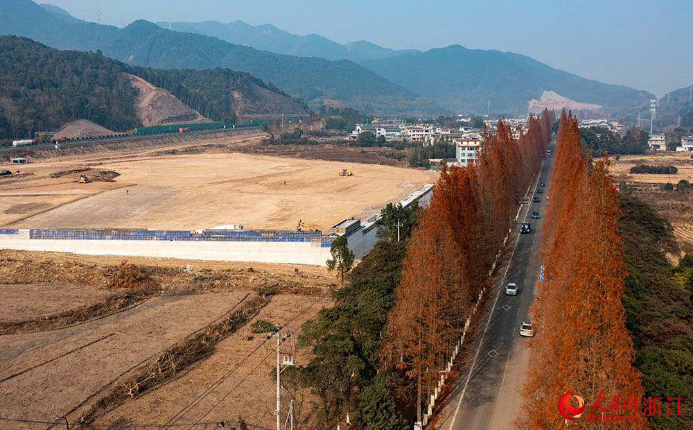 在位于寧波市寧?？h的甬臺溫改擴建寧波南段項目施工現場，工人正在有序施工。人民網 章勇濤攝