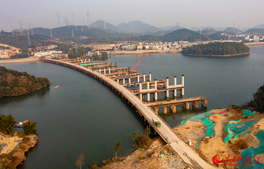 在位于寧波市寧?？h的甬臺溫改擴建寧波南段項目施工現場，工人正在有序施工。人民網 章勇濤攝