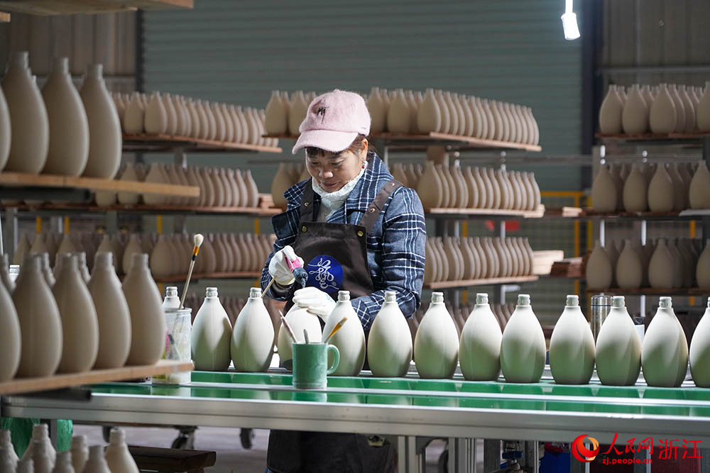 工人在生產線上忙碌著。人民網 章勇濤攝