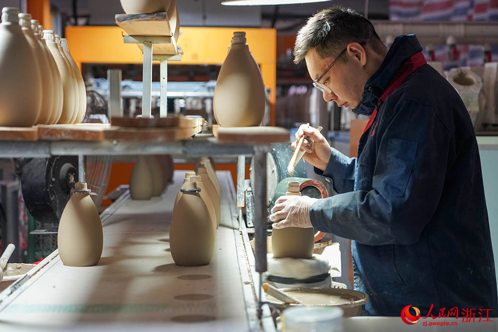 工人在生產線上忙碌著。人民網 章勇濤攝