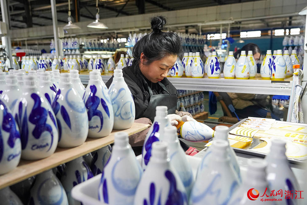 工人在生產線上忙碌著。人民網 章勇濤攝