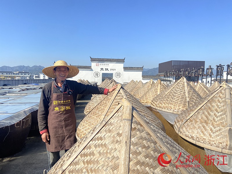 魚躍釀造省級非遺共富工坊為當地村民提供就業崗位。人民網 方彭依夢攝