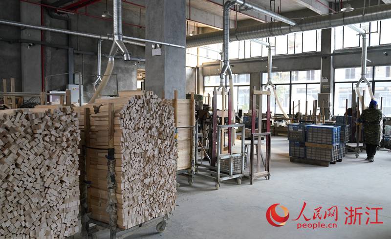 龍康木業的新廠房規范標準。人民網 方彭依夢攝