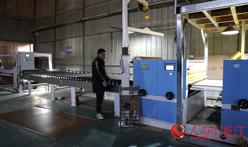 大川家居的生產車間內，工人正忙著生產趕訂單。人民網 方彭依夢攝