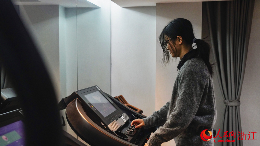 正在公寓健身房鍛煉的流轉住戶。人民網記者 郭揚攝