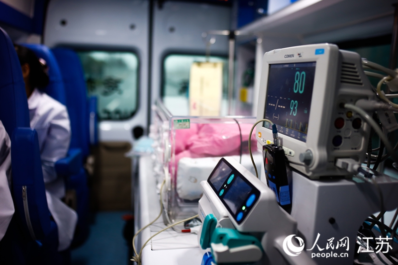 南京市兒童醫院救護車配齊ECMO、新生兒呼吸機等設備。人民網記者 馬曉波攝