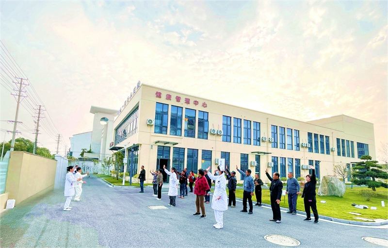 泰州姜堰區張甸鎮中心衛生院醫生帶領慢病患者運動康復。受訪者供圖