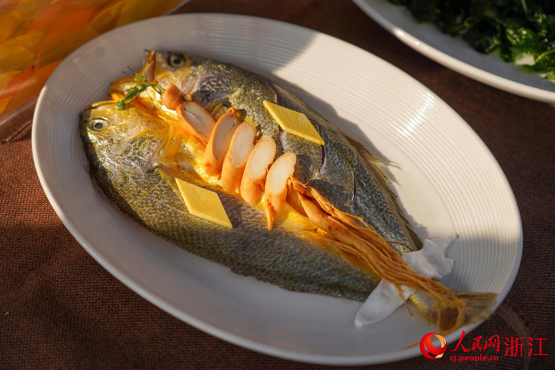 人參花雕酒蒸大黃魚。人民網 章勇濤攝