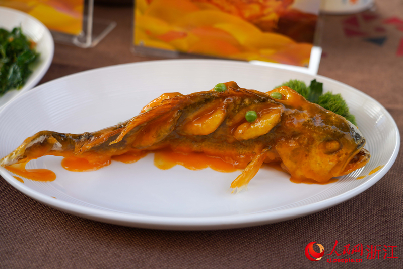 炸溜黃金溫州大黃魚。人民網 章勇濤攝