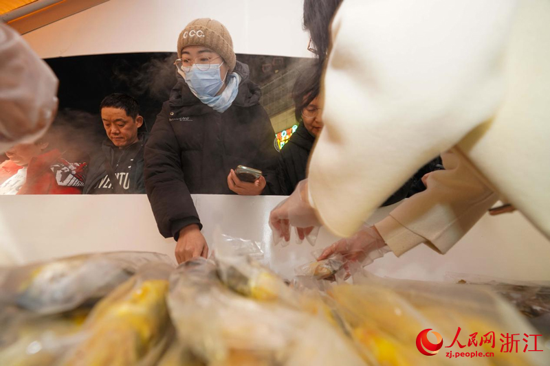 活動現場，市民游客正在選購溫州大黃魚。人民網 章勇濤攝