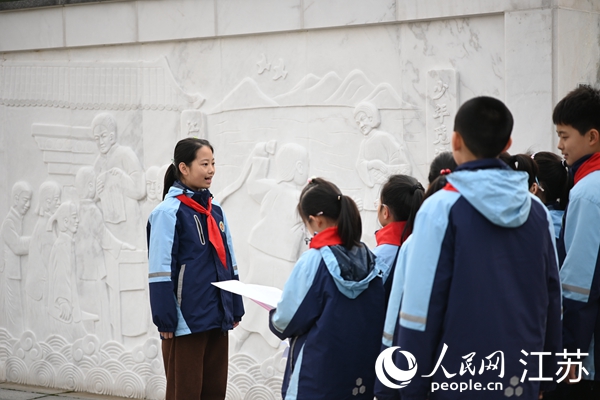 無錫市新吳區江溪小學學生利用15分鐘課間講述革命家瞿秋白的故事。 人民網 鞠峰攝