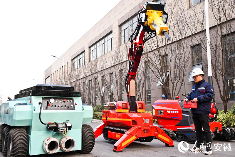 安徽恒創智能裝備有限公司工作人員正在操控機器人。人民網記者 周坤攝