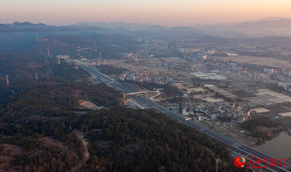 1月17日，空中俯瞰義東高速東陽段。人民網 章勇濤攝