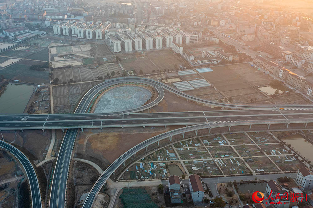 1月17日，空中俯瞰義東高速東陽段。人民網 章勇濤攝