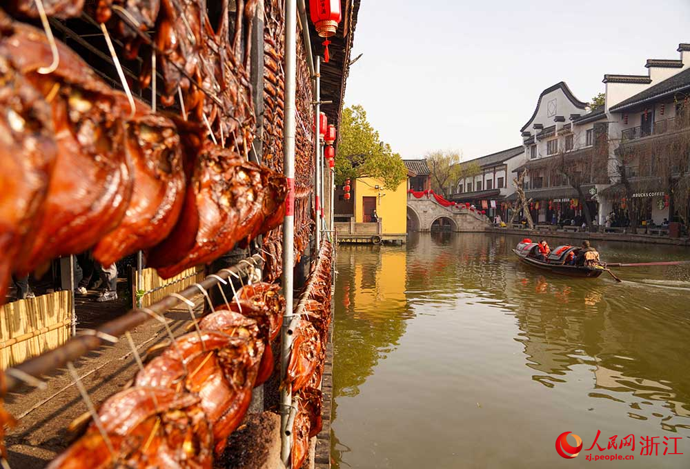 在浙江省紹興市柯橋區安昌古鎮，游客感受江南水鄉的獨特韻味。人民網 章勇濤攝